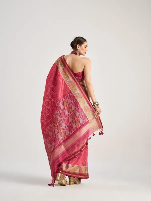 Suha_Womens_Fashion_Ethnic_Magenta_Color_Saree