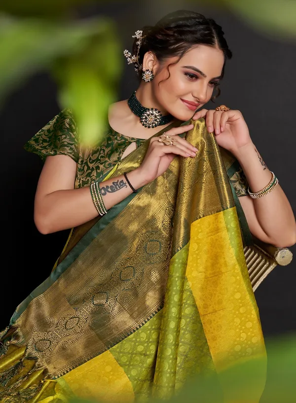 Green_Cotton_Silk_Woven_Kanjivaram_Saree_With_Unstitched_Blouse_For_Women