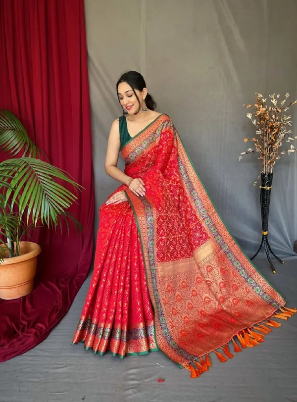 Red_Cotton_Silk_Woven_Patola_Saree_With_Unstitched_Blouse_For_Women