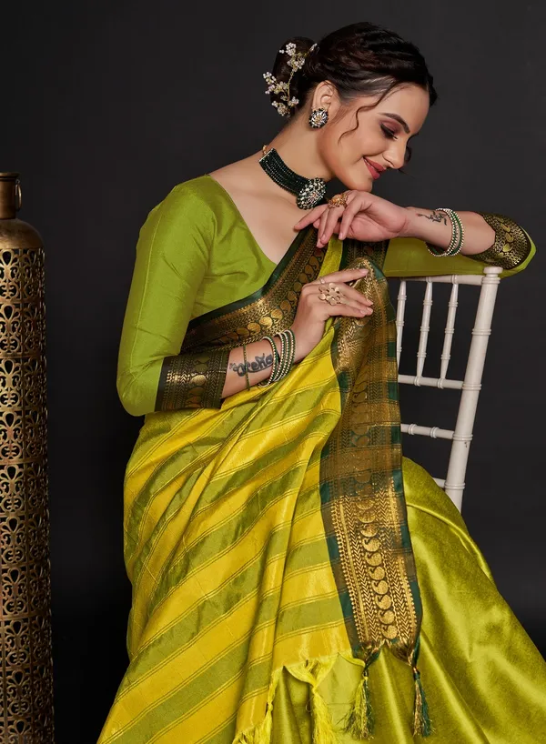 Green_Cotton_Silk_Woven_Kanjivaram_Saree_With_Unstitched_Blouse_For_Women