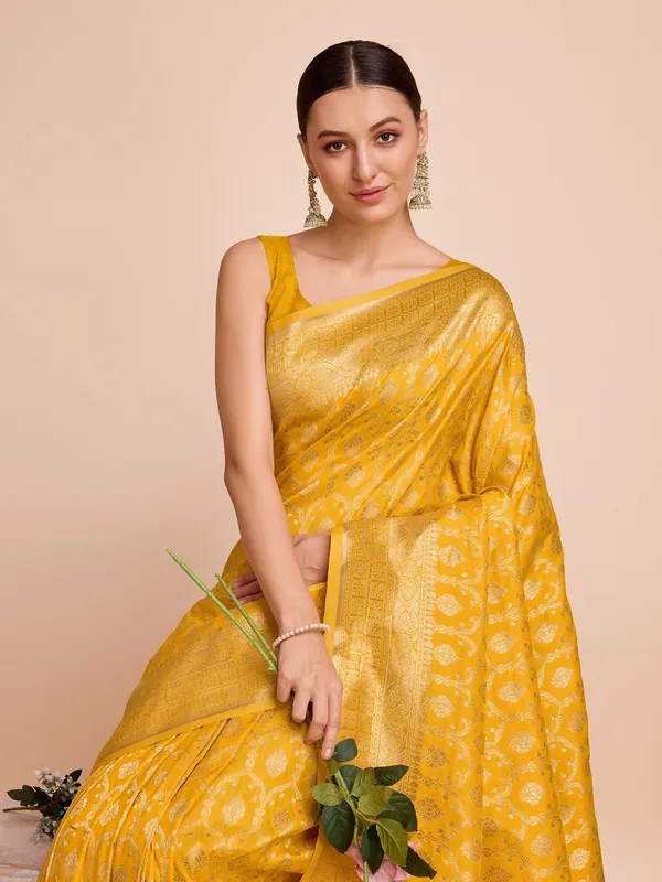 Yellow_Cotton_Silk_Woven_Kanjivaram_Saree_With_Unstitched_Blouse_For_Women