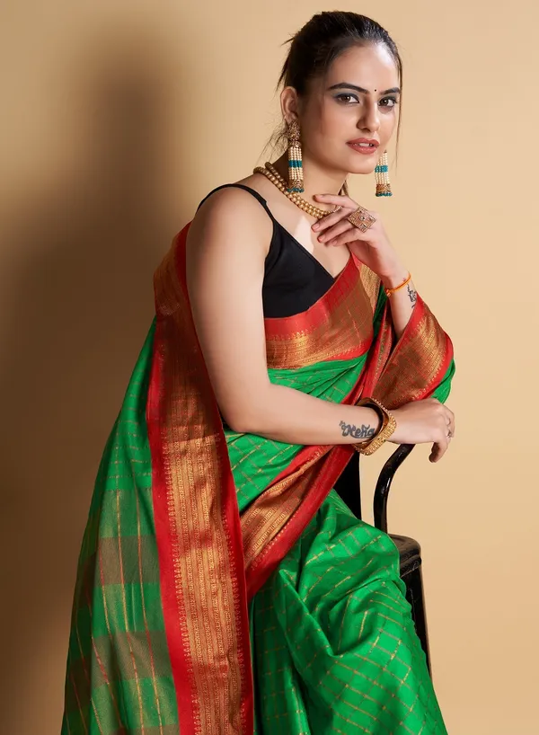 Green_Cotton_Silk_Woven_Patola_Saree_With_Unstitched_Blouse_For_Women