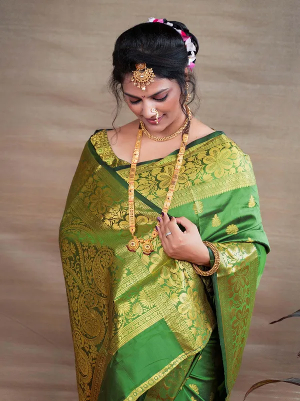 Green_Cotton_Silk_Woven_Banarasi_Saree_With_Unstitched_Blouse_For_Women