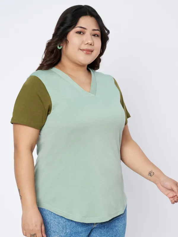 BRINNS_Women_V-Neck_T-shirt