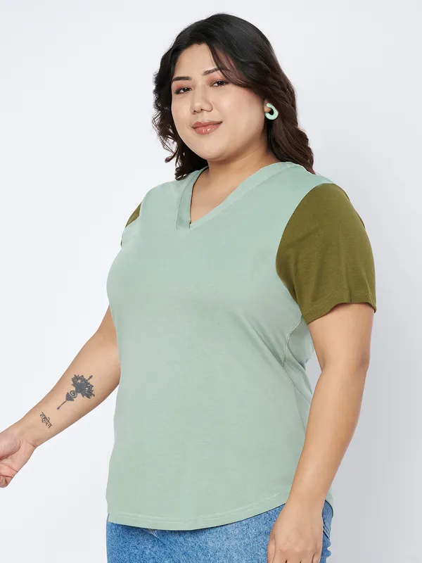 BRINNS_Women_V-Neck_T-shirt