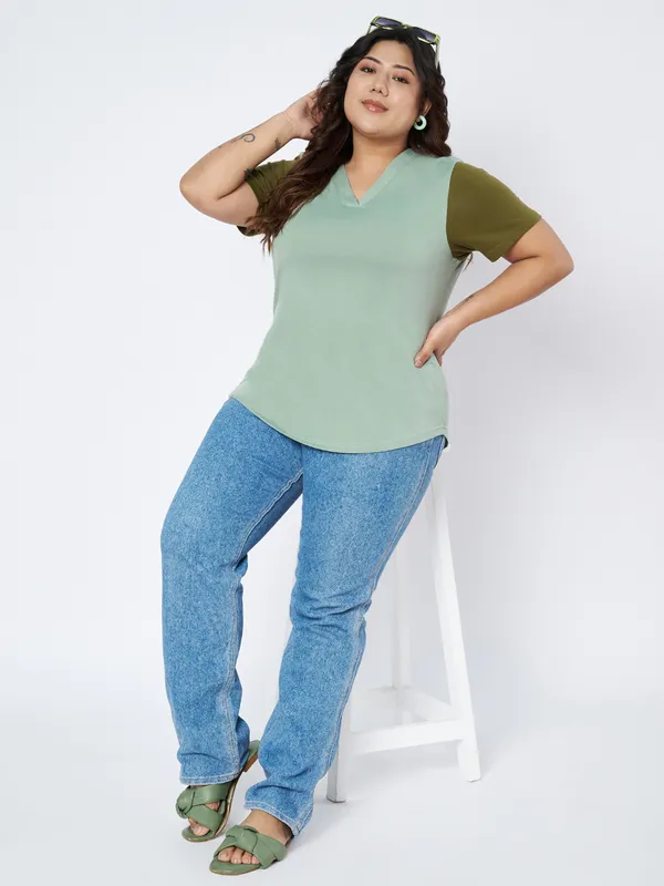 BRINNS_Women_V-Neck_T-shirt