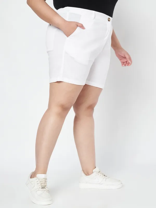 BRINNS_Women_Mid-Rise_Plus_Size_Shorts