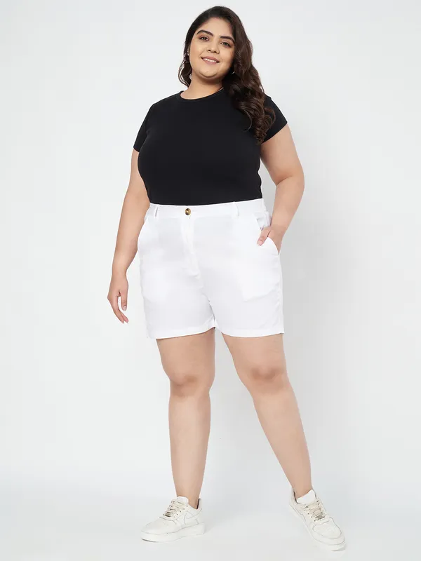 BRINNS_Women_Mid-Rise_Plus_Size_Shorts