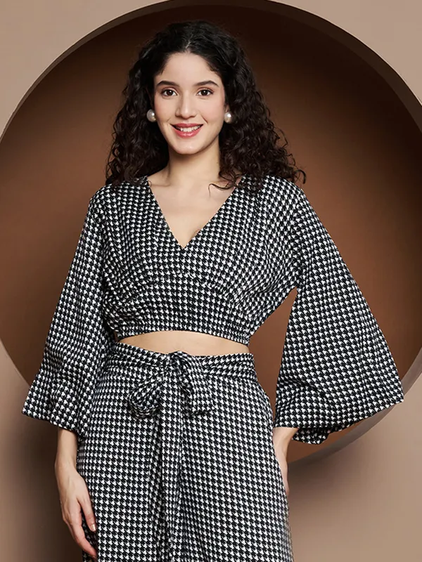 Printed_Bell_Sleeve_Fitted_Crop_Top