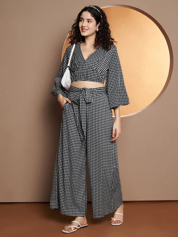 Printed_Bell_Sleeve_Fitted_Crop_Top