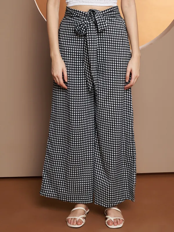 BRINNS_Printed_V-Neck_Top_With_Palazzo