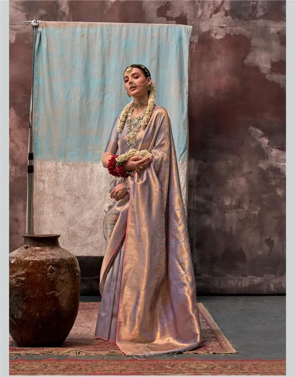 Elegant_Gold_Handloom_Weaving_Silk_Saree_–_Premium_Traditional_Collection