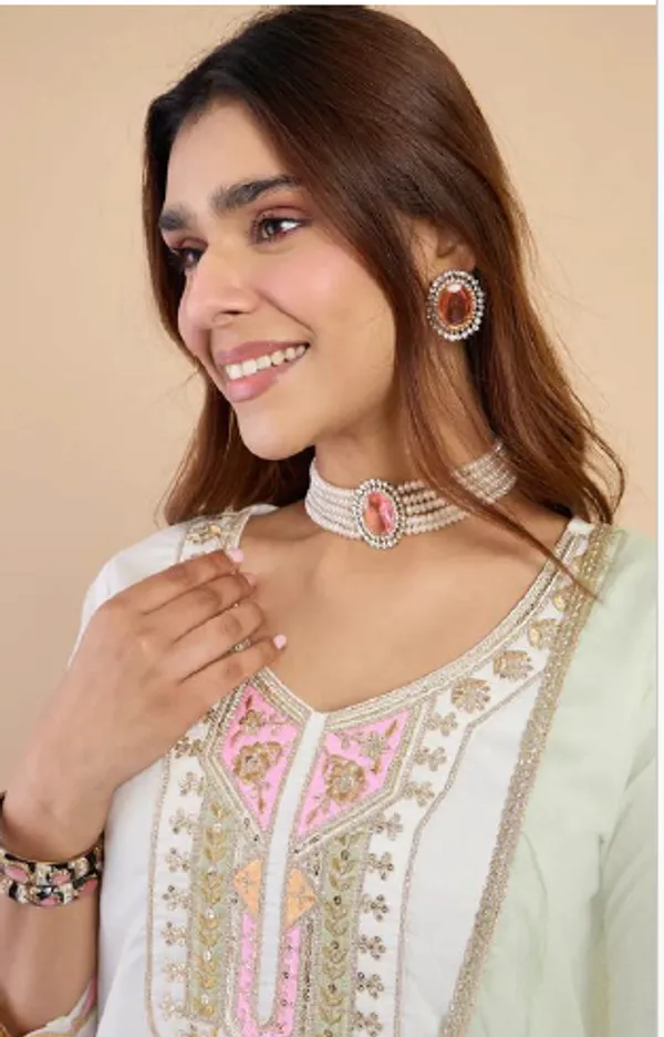 Muslin_Silk_Blend_Embroidered_Kurti_Set