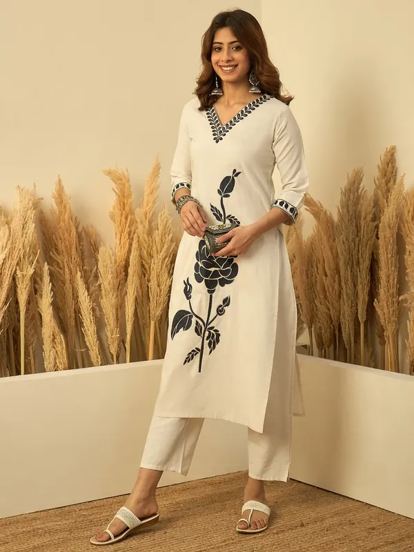 Women_Pure_Cotton_Kurta_Pent_Sets_with_Thread_Embroidery_Work_|_2pcs_Kurta_Set