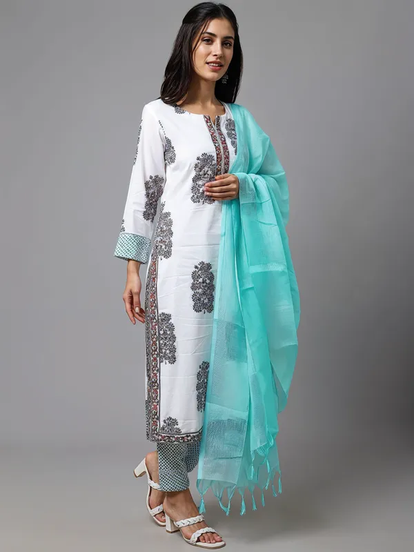 White_3_Pc_Sleeve_Long_Kurta_Set_With_Dupatta__Push_Premium_For_Women