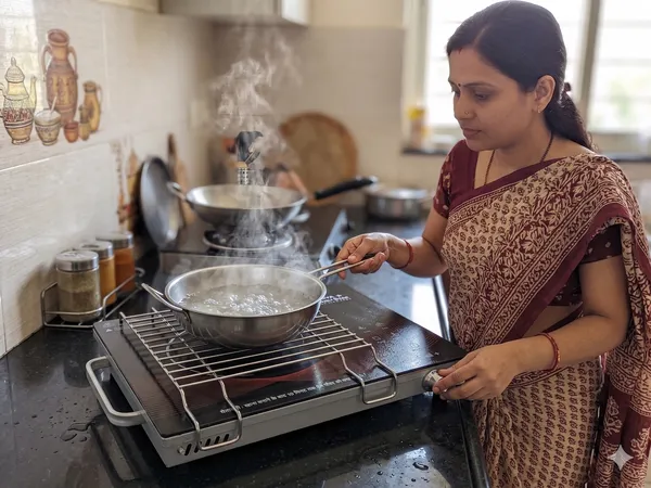 2500W_Infrared_Induction_Cooktop_with_Stainless_Steel_Grill_|_Glass_Ceramic_Surface_|_6A_3-Pin_Plug_|_Adjustable_Temperature_Control_|_Portable_Electric_Cooking_Stove_for_Home,_Kitchen