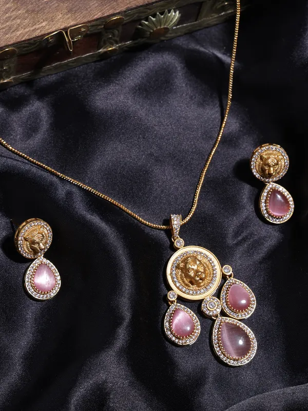 Stunning_Gold_Plated_Pendant_Set._The_top_charm_mirrors_the_gold_coin-like_emblem_With_Pink_stone.These_earrings_have_a_royal,_statement_appeal,_suitable_for_festive_or_formal_occasions.