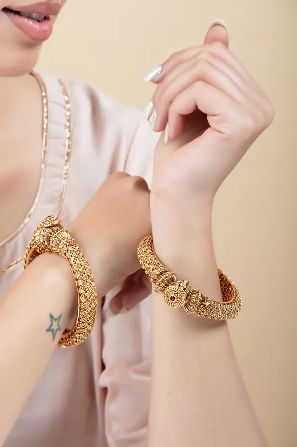 Golden_Metal_Elegant_&_Premium_Bangles_For_Women_&_Girls