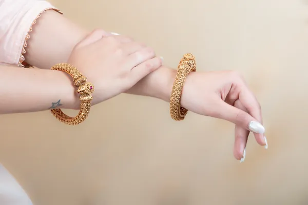 Golden_Metal_Elegant_&_Premium_Bangles_For_Women_&_Girls