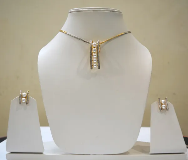 White_Pearl_Pendent_Set