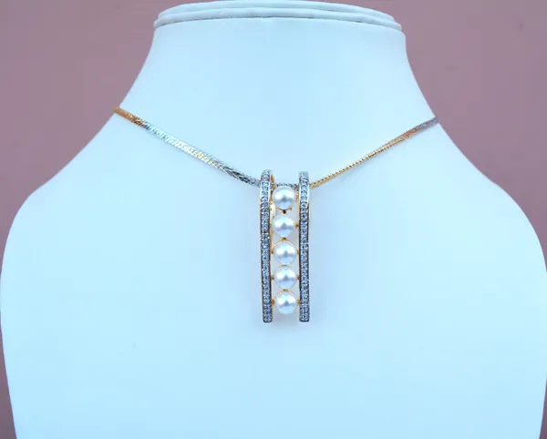 White_Pearl_Pendent_Set