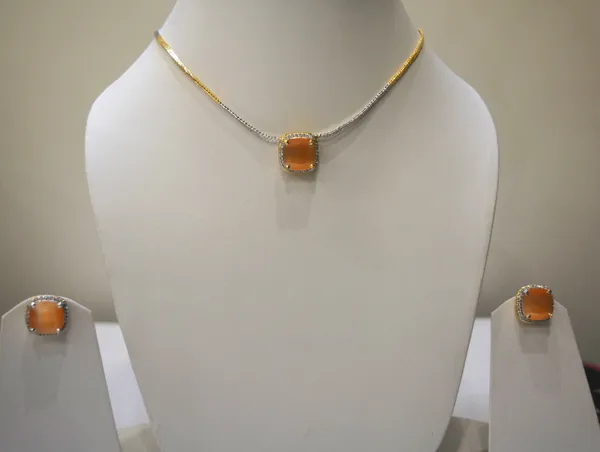 Pendent_Set_with_Dual_tone_Chain.