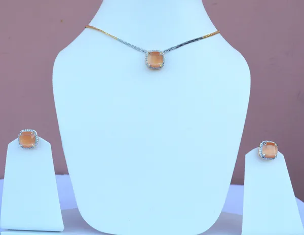 Pendent_Set_with_Dual_tone_Chain.