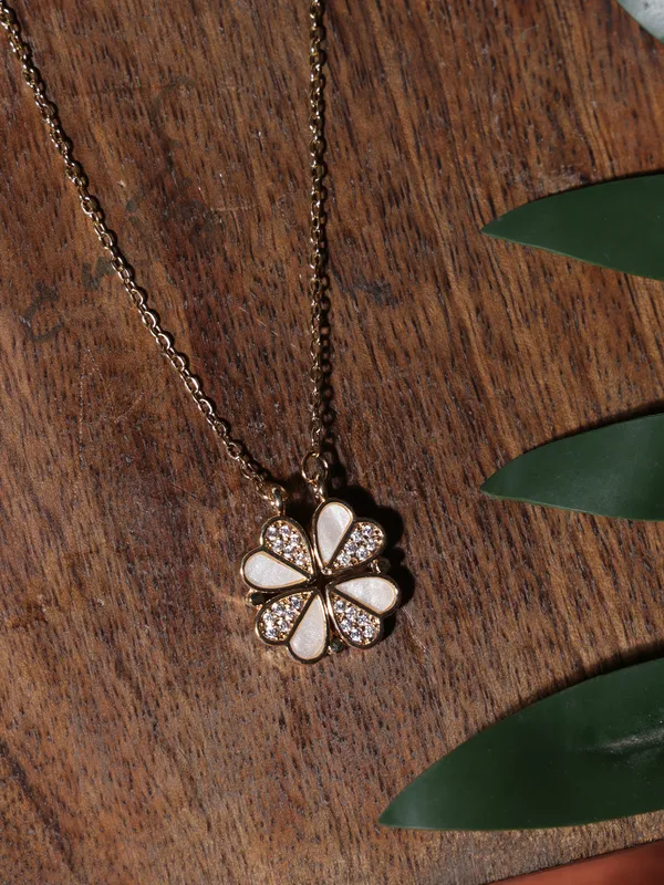 Cute_Flower_Pendant_with_chain_For_Women_&_Girls