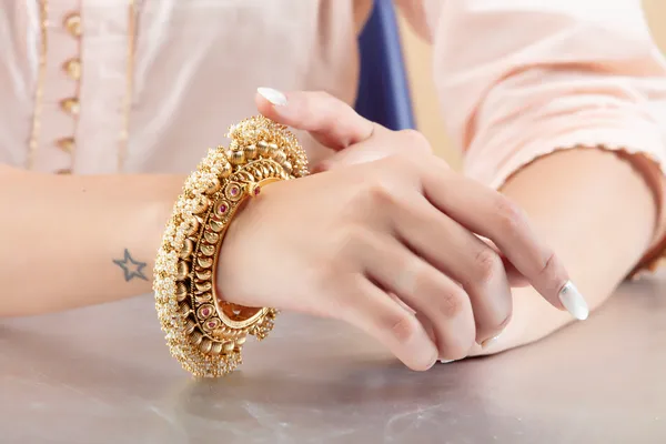 Golden_Metal_Elegant_&_Premium_Bangles_For_Women_&_Girls