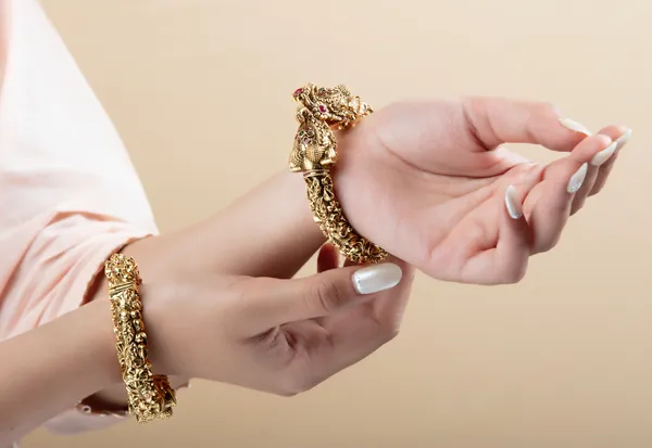 Golden_Metal_Elegant_&_Premium_Bangles_For_Women_&_Girls