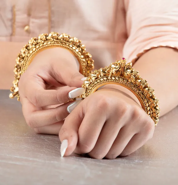 Golden_Metal_Elegant_&_Premium_Bangles_For_Women_&_Girls