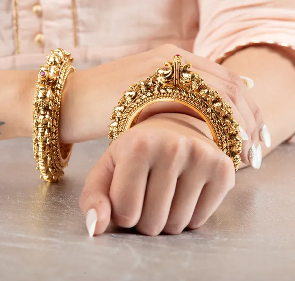 Golden_Metal_Elegant_&_Premium_Bangles_For_Women_&_Girls