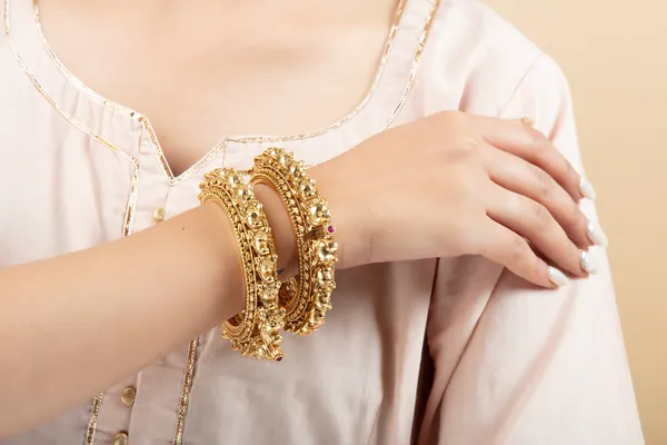 Golden_Metal_Elegant_&_Premium_Bangles_For_Women_&_Girls