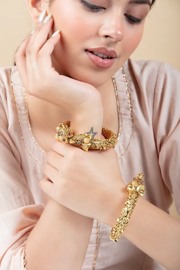 Golden_Metal_Elegant_&_Premium_Bangles_For_Women_&_Girls