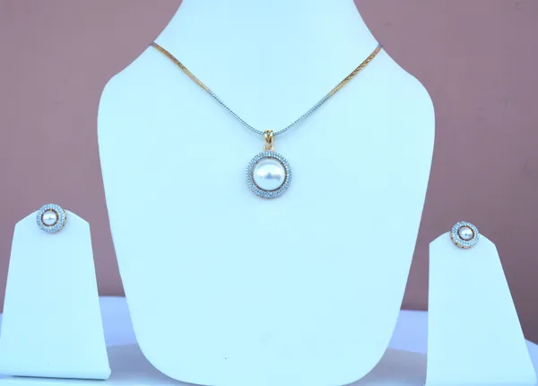 White_Pearl_Pendent_Set_For_Women_&_Girls
