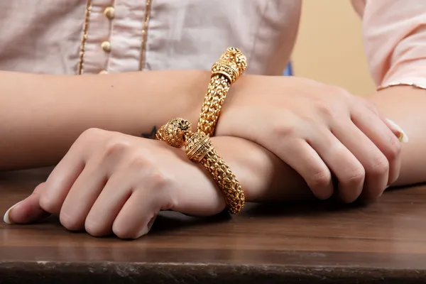 Golden_Metal_Elegant_&_Premium_Bangles_For_Women_&_Girls