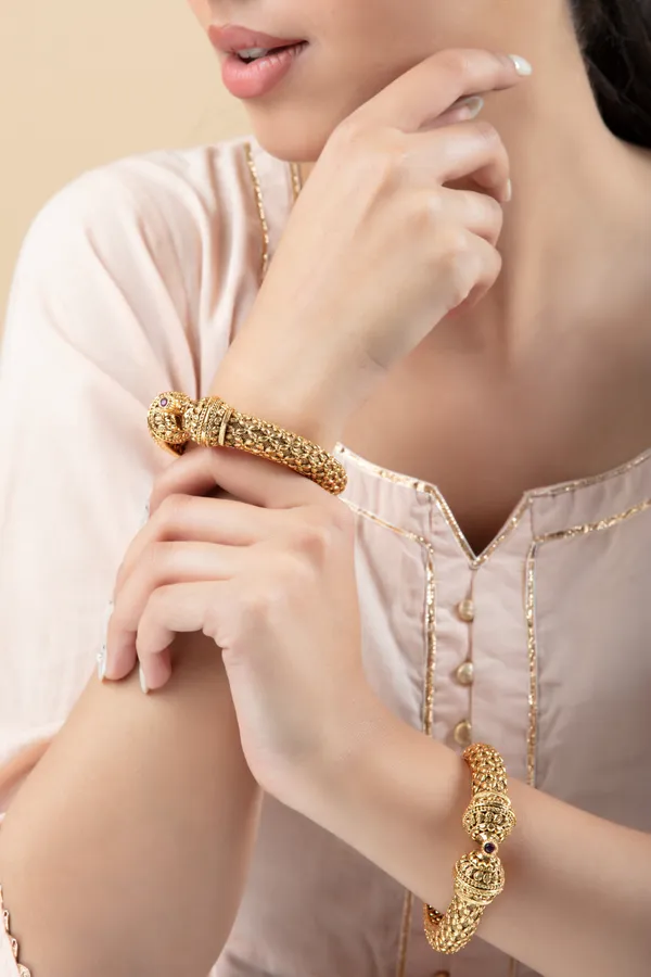 Golden_Metal_Elegant_&_Premium_Bangles_For_Women_&_Girls