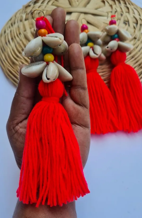 Long_Woolen_Tassels_with_Cowrie_Shells_for_DIY/Craft_Projects_(Pack_of_5,_Red)