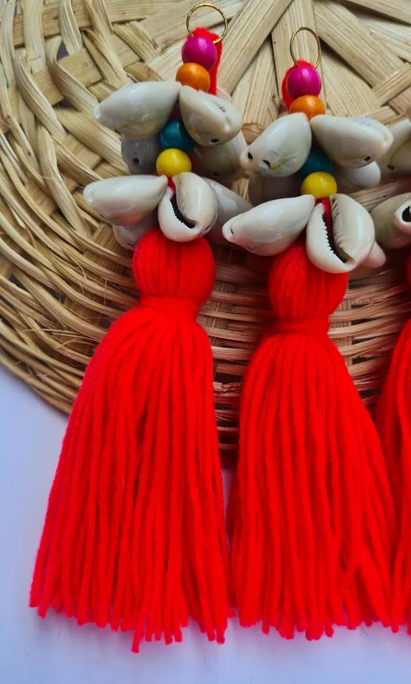 Long_Woolen_Tassels_with_Cowrie_Shells_for_DIY/Craft_Projects_(Pack_of_5,_Red)