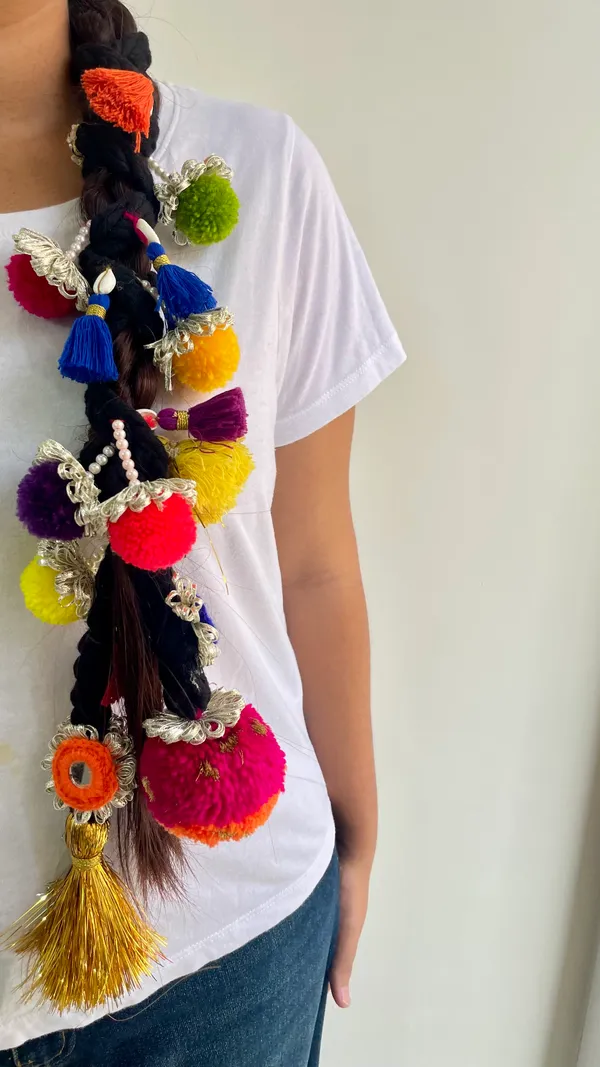 Jhakaas_Paranda_-_boho_colorful_hair_parandi