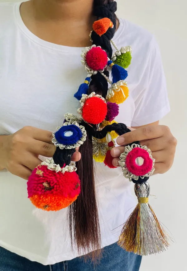 Jhakaas_Paranda_-_boho_colorful_hair_parandi