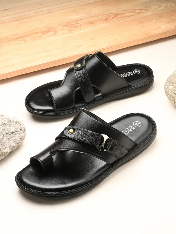 KASTAVA_Cross_Strap_Synthetic_Toe_Ring_Men_Sandals_(Black)