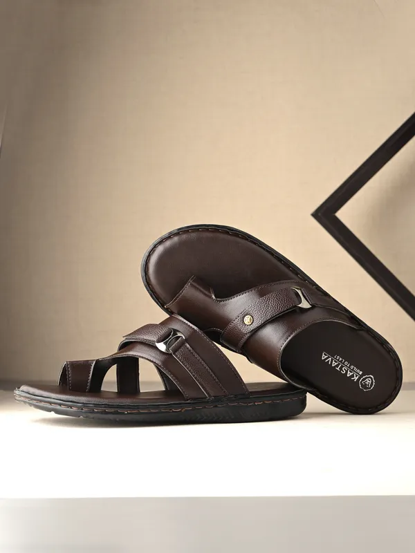 KASTAVA_Cross_Strap_Synthetic_Toe_Ring_Men_Sandals_(Brown)