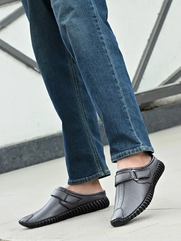 Kastava_ComfortFit_GreyVelcro_Slip-On_for_Men