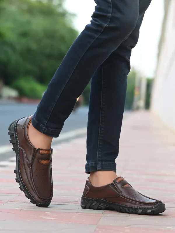 Brown_Premium_Stylish_Lightweight_Sneakers_For_Men-_Kastava