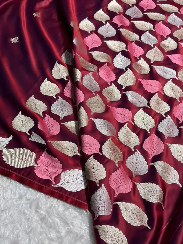 Banarasi_mashru_silk_saree_with_golden_zari_buti_&_multi_color_leaf_design_aanchal_border_saree..