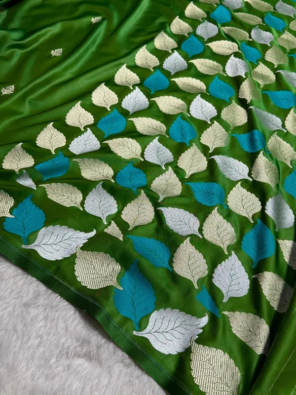 Banarasi_mashru_silk_saree_with_golden_zari_buti_&_multi_color_leaf_design_aanchal_border_saree..