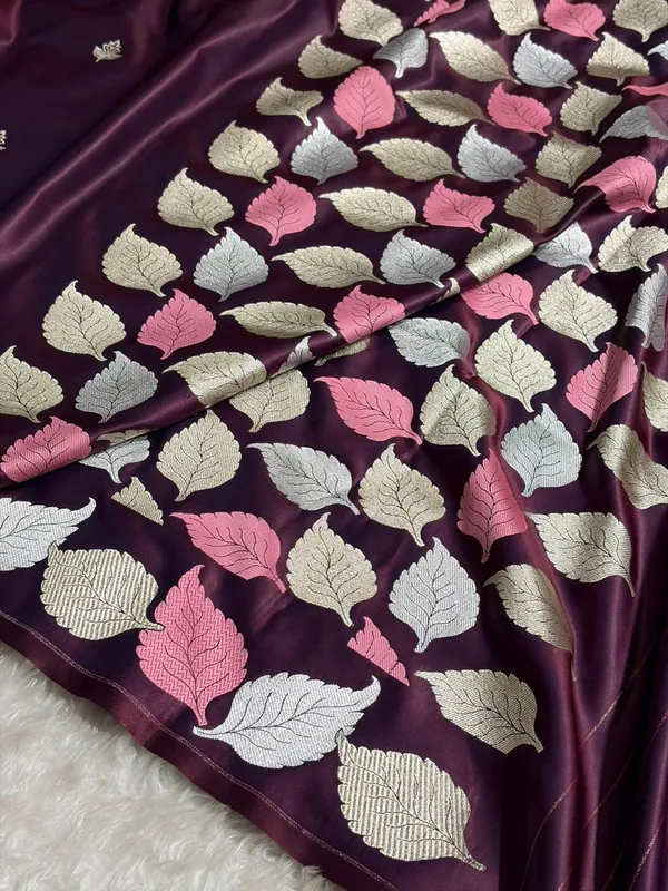 Banarasi_mashru_silk_saree_with_golden_zari_buti_&_multi_color_leaf_design_aanchal_border_saree.._