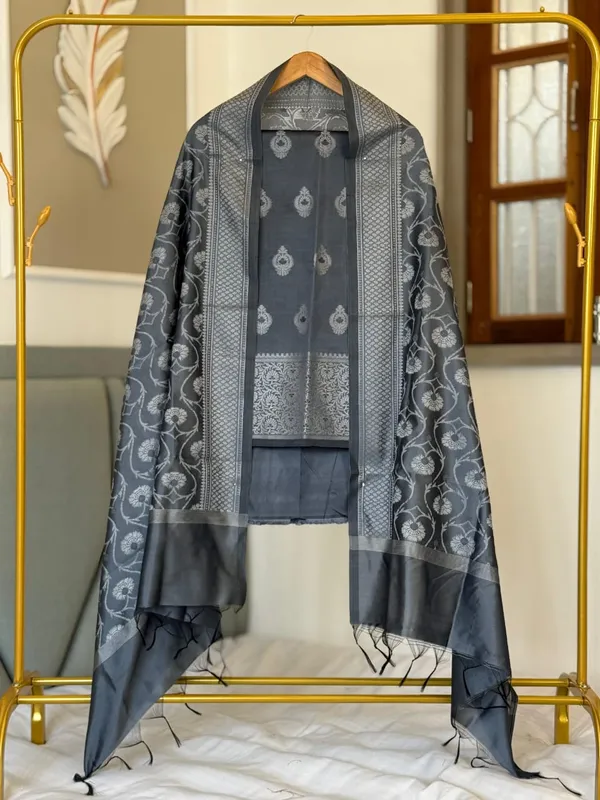 Exclusive_BANARASI_Collection💗*__*Silk_skirt_dupion_weaved_booti_top✨*_*Silk_dupion_weaved_jaal_dupatta✨*_*And_Silk_plain_bottom✨*__*Each_2.50_mtr*
