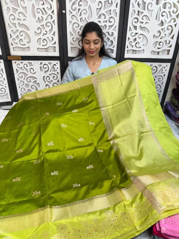 Exclusive_Premium_Banarasi_semi_kataan_silk_Saree_with_gold_zari_buta_weaving_&_contrast_Border_Pallu